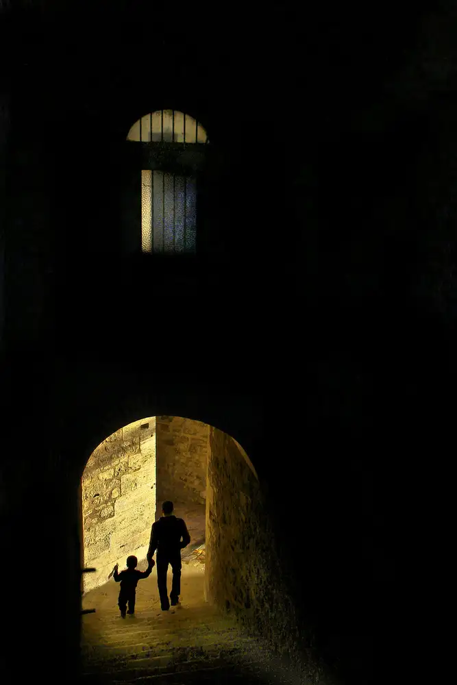 Basa, Emine: passageway