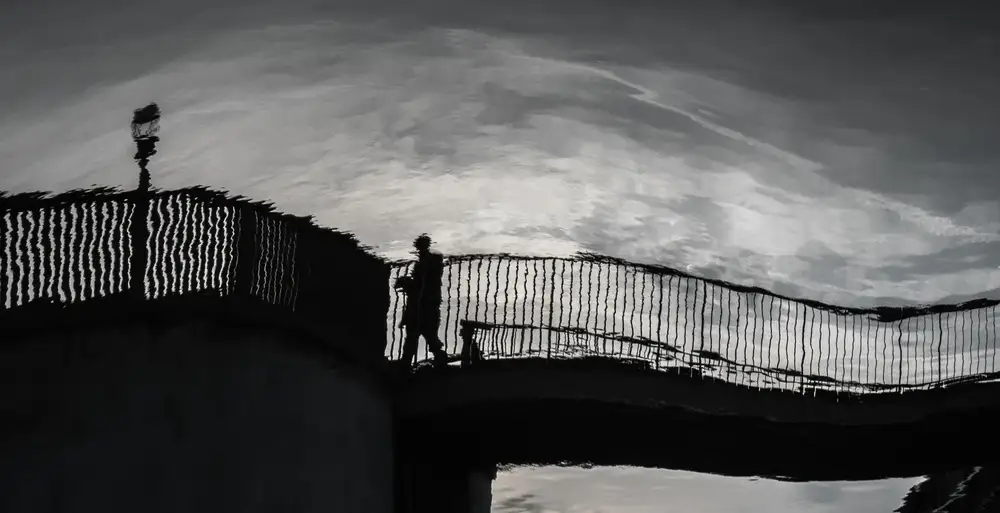 Claes, Gilbert: Brücke über unruhigem Wasser