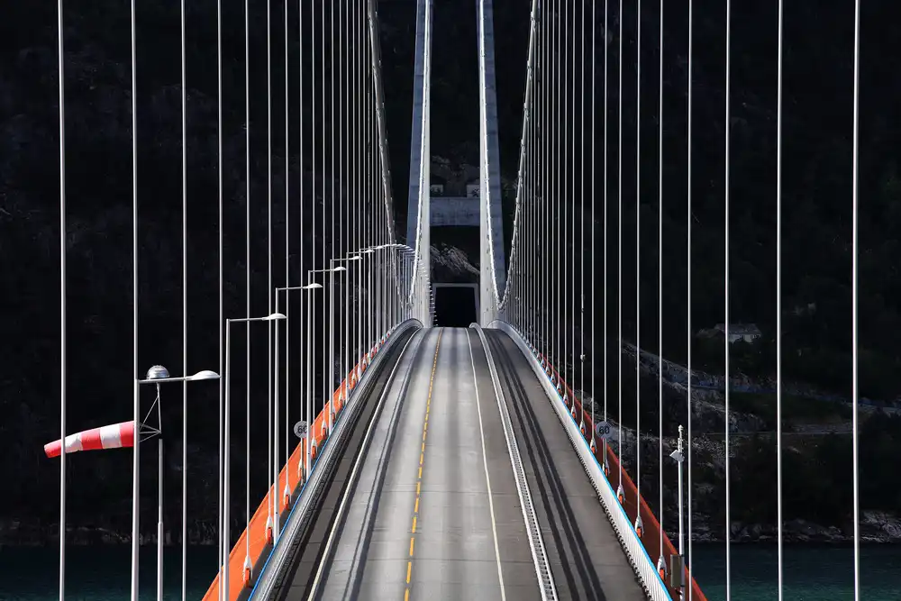 Riha, Milan: (a)symetry
