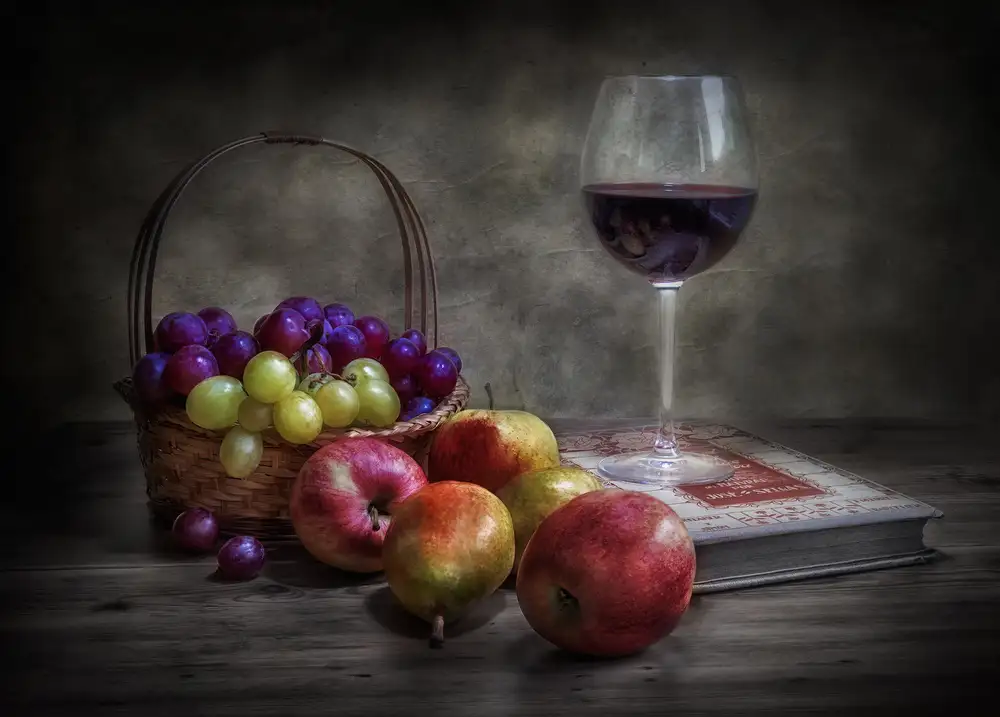 Osuna, Fran: Wine, fruit and reading.