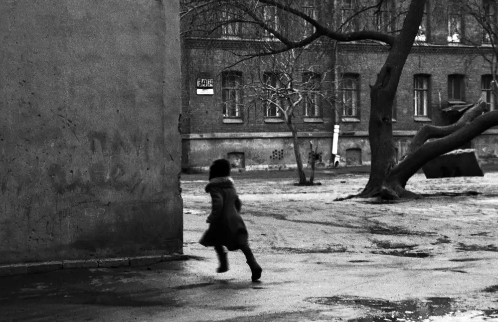 Matthes, Dieter: Hiding (from the series Childhoods and St. Petersburg)