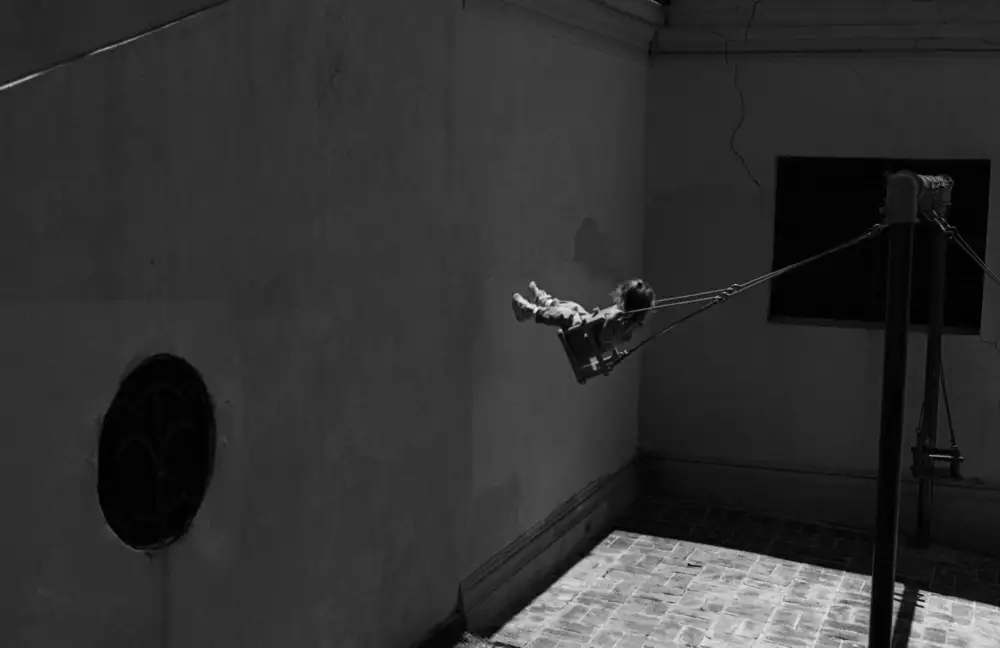 Matthes, Dieter: Swing against the wall (from the series Childhoods)