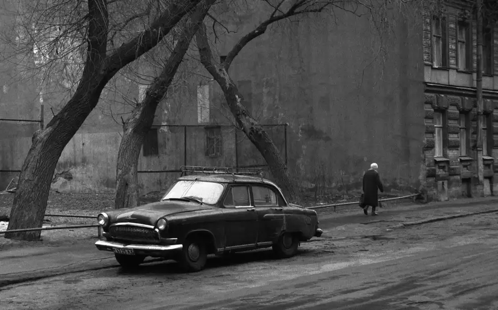 Matthes, Dieter: Car, trees and woman (from the series St.Petersburg and Alone)