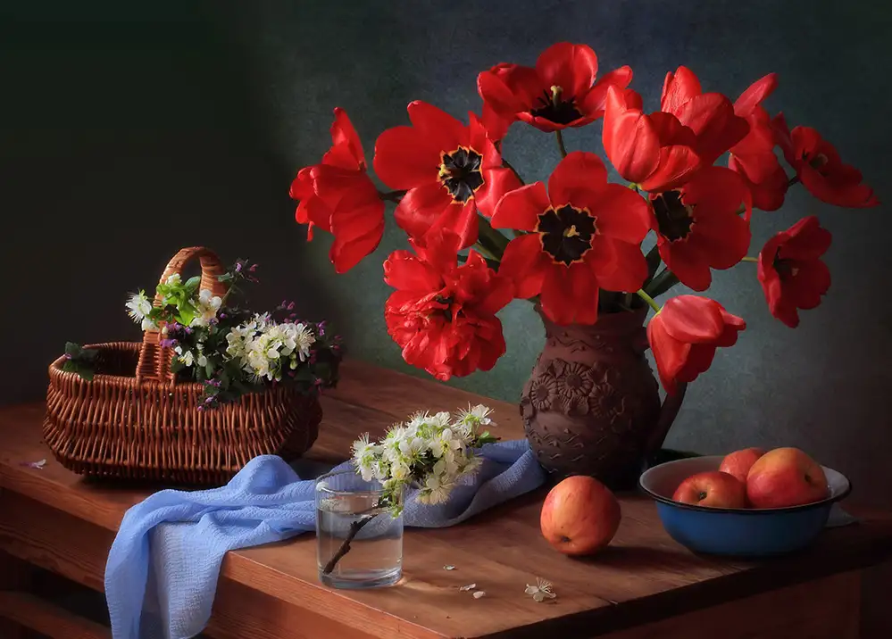 Skorokhod, Tatyana: Con un mazzo di tulipani rossi