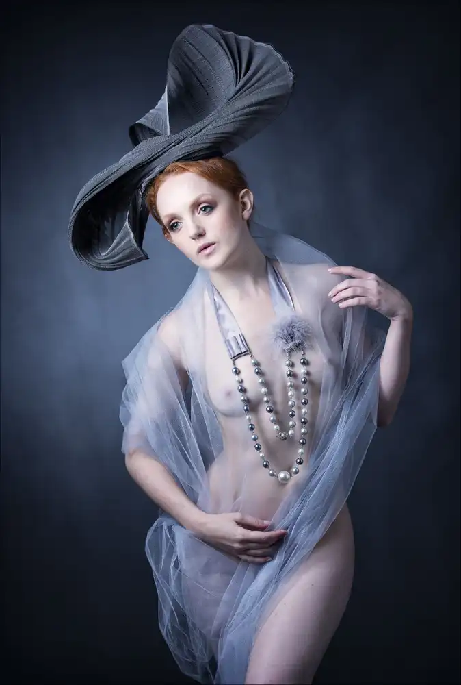 Studio, Catchlight: Il cappello grigio