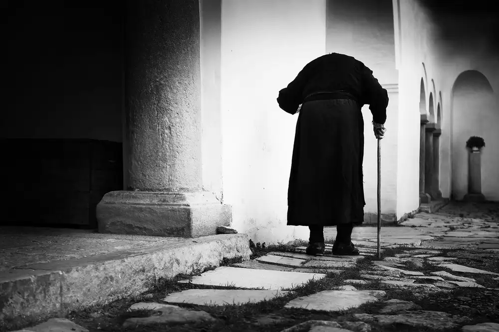 Cinteza, Marius: Old lady