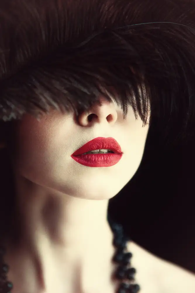 Russocka, Magdalena: Lips and feather