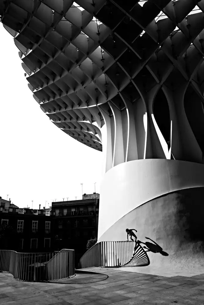 Domenichi, Luca: climbing over parasol