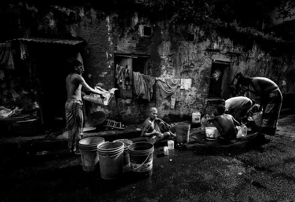 Garmendia, Inazio Joxe: People cleaning themself in the streets of Calcutta.