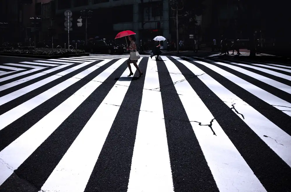 Hashimoto, Tetsuya: Red and white parasols