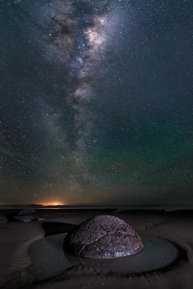 Zhu, Hua: Big eye looking up sky