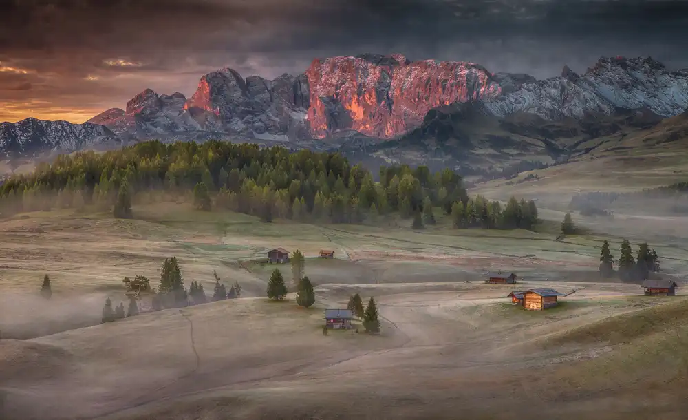 Svoboda, Peter: Burning mountains over the frozen valley