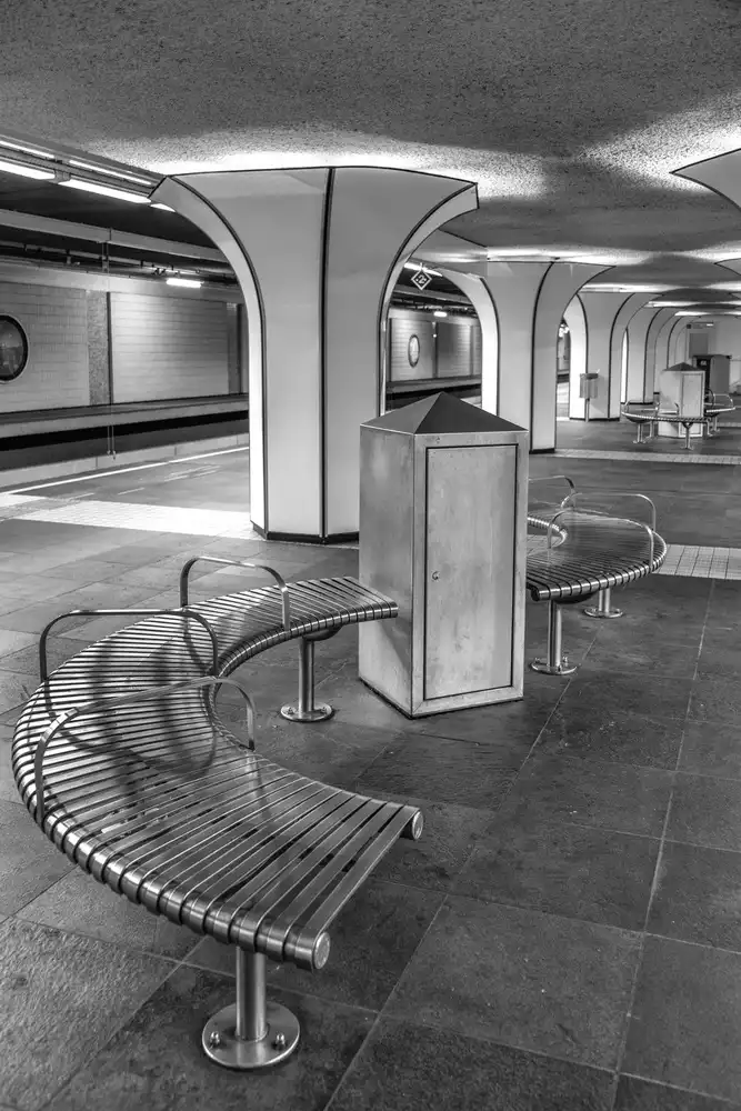 Luycx, Theo: U-Bahnstation mit Sitzbank