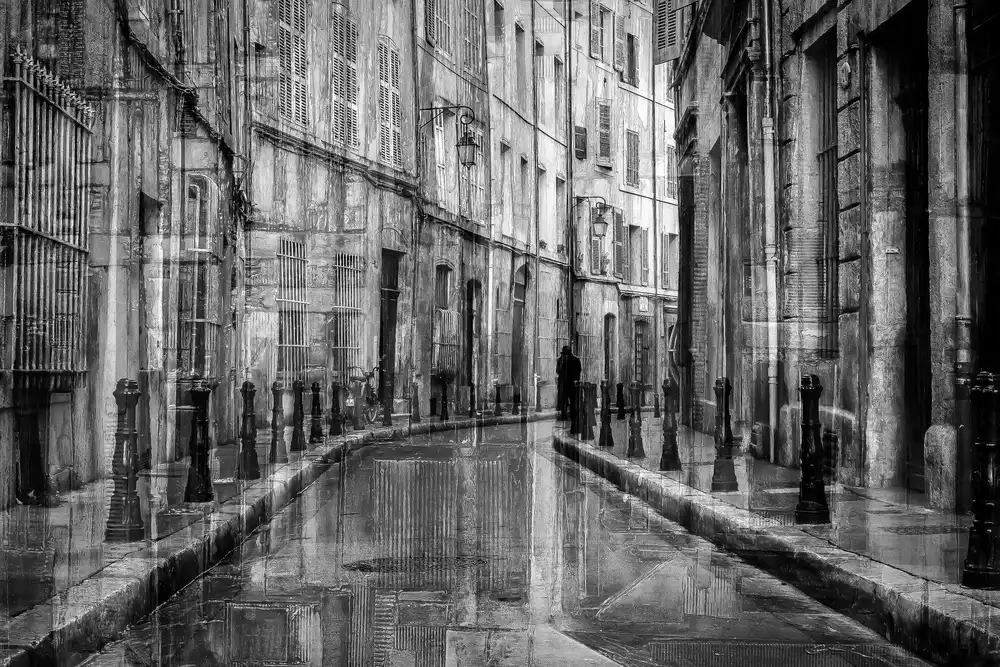 Lagandré, Thierry: Alone in a street