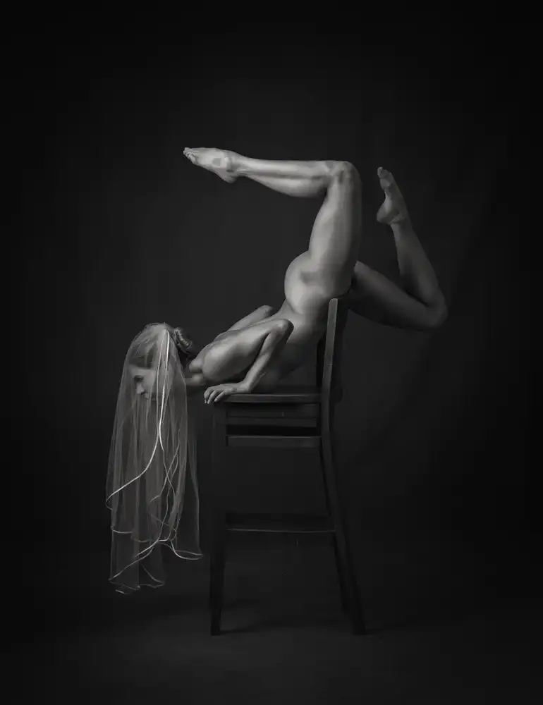 Studio, Catchlight: Chaise Acrobate