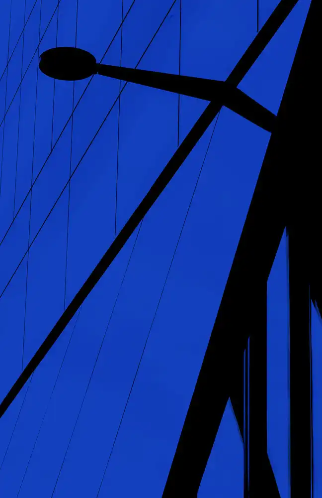 Hamilton, Chris: Glass in an urban world.