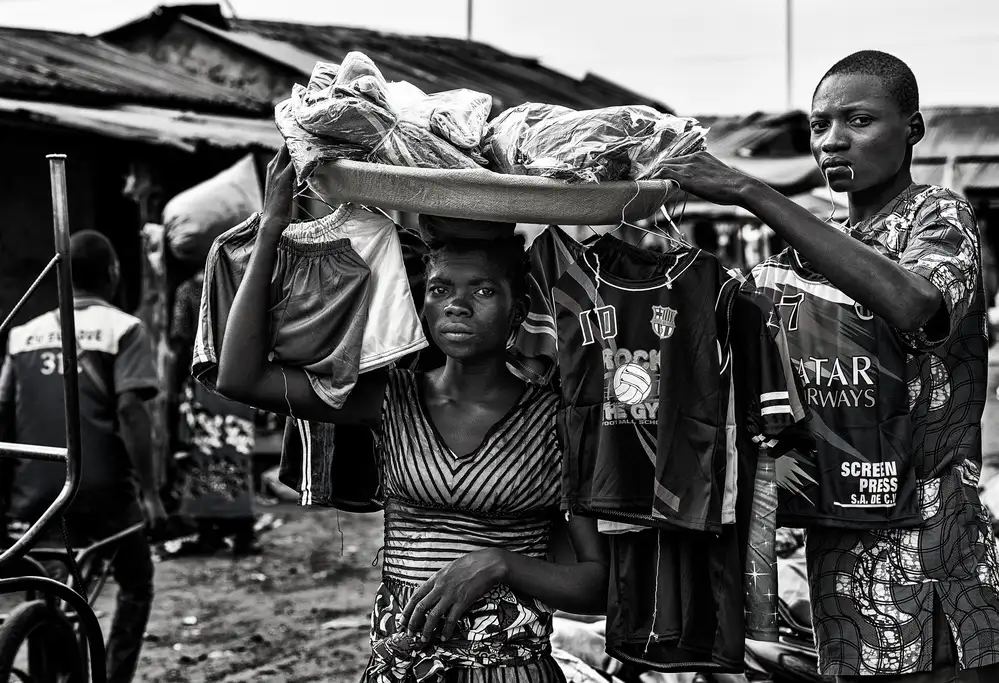 Garmendia, Inazio Joxe: Selling goods in a market - Benin