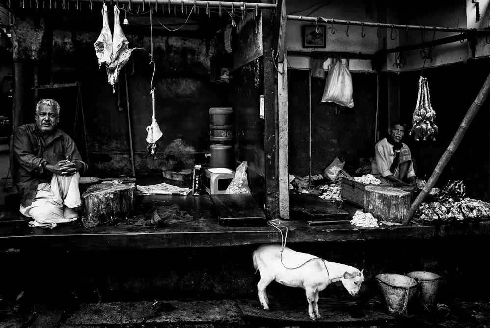 Garmendia, Inazio Joxe: Two butchers on a street in Bangladesh.