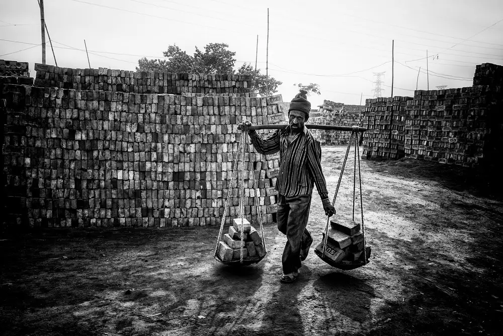Garmendia, Inazio Joxe: Přenášení cihel - Bangladéš