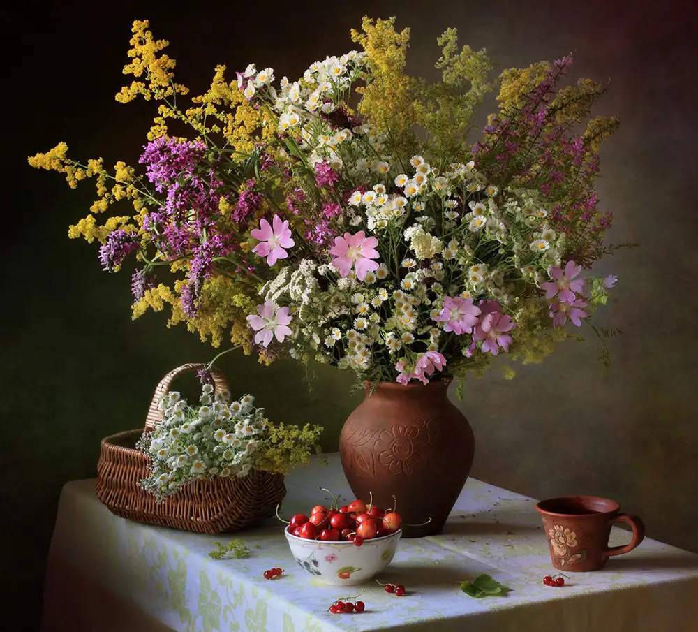 Skorokhod, Tatyana: Mit einem Strauß Wiesenblumen und Beeren