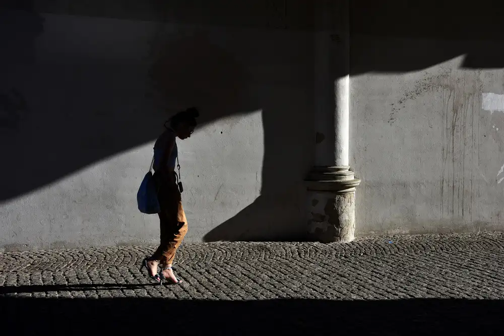 Elena, Raceala: Passing