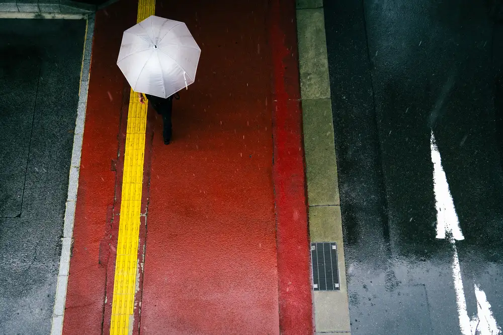 Hashimoto, Tetsuya: The red sidewalk and a white umbrella