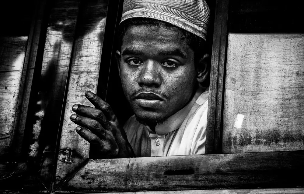 Garmendia, Inazio Joxe: Boy in a bus - Bangladesh