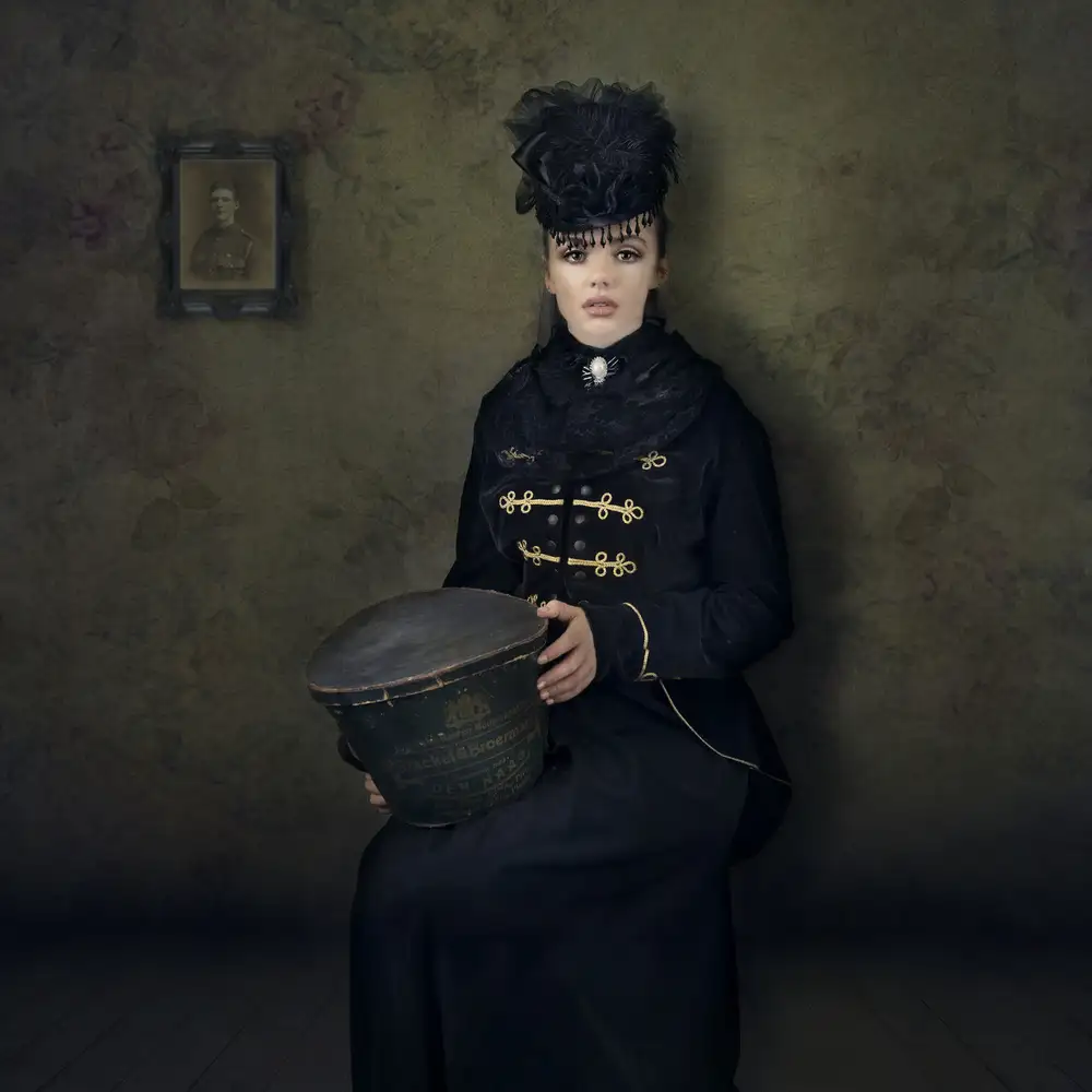 Blease, Joan: Lady With Hat Box