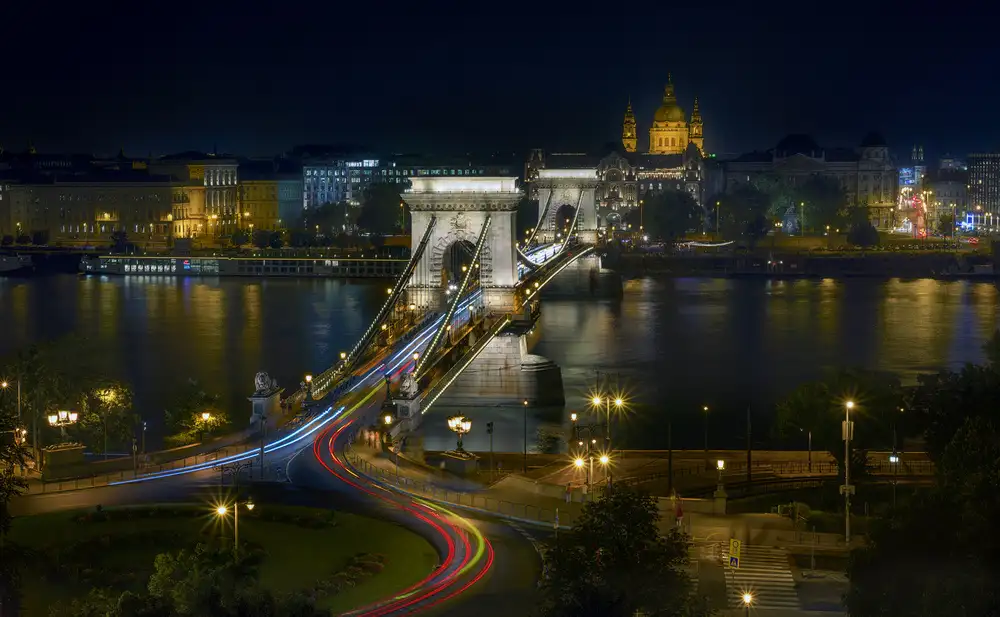 Osuna, Fran: Chain Bridge. Budapest.