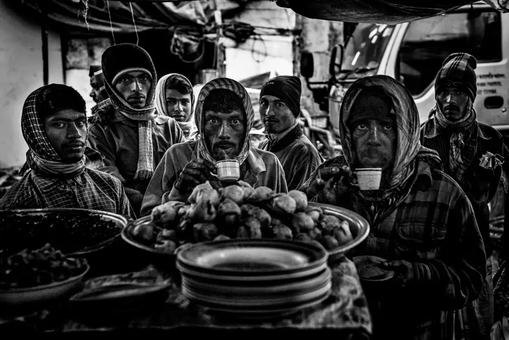 Garmendia, Inazio Joxe: Having breakfast after finishing work in the fish market - Bangladesh