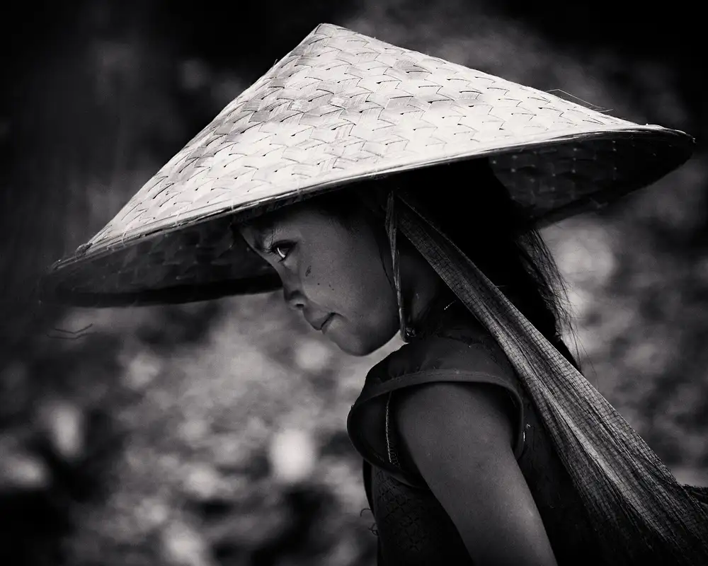 txules: girl with hat wandering