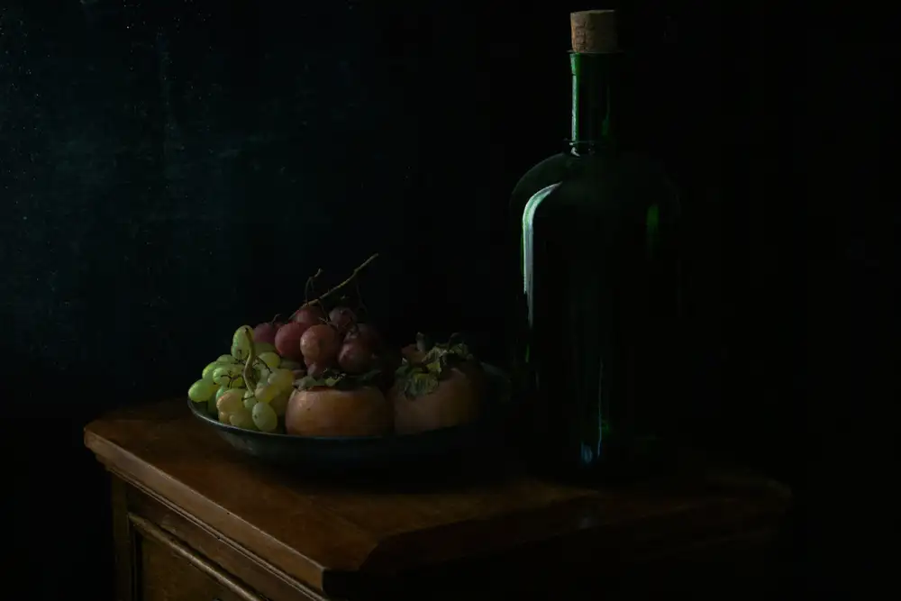 Sahin, Ramiz: Botella verde y frutas.
