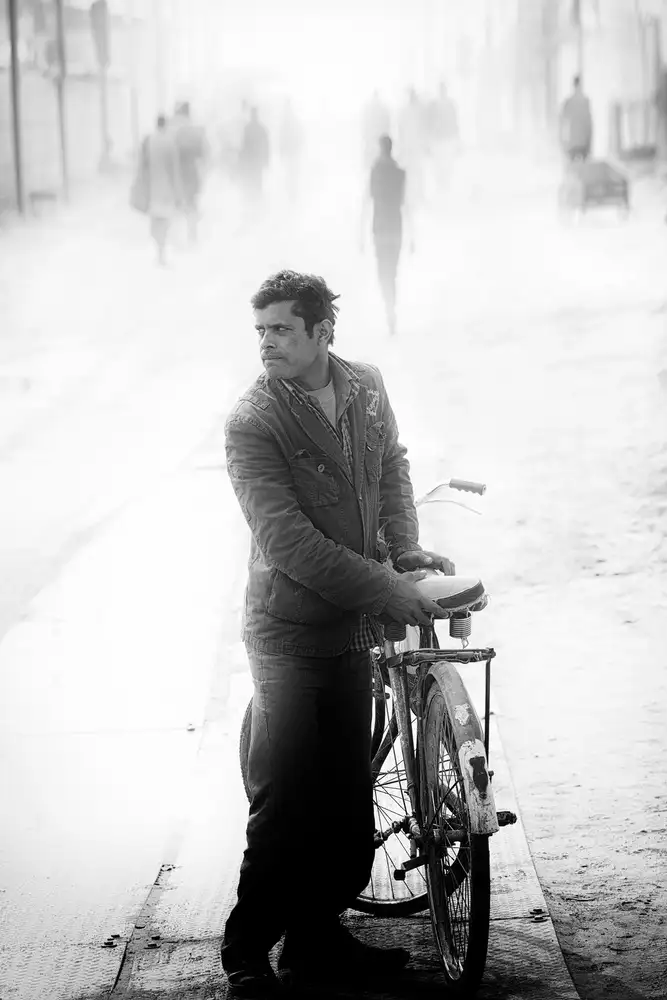 Cavalli, Giovanni: A man with his bicycle at morning, Allahabad