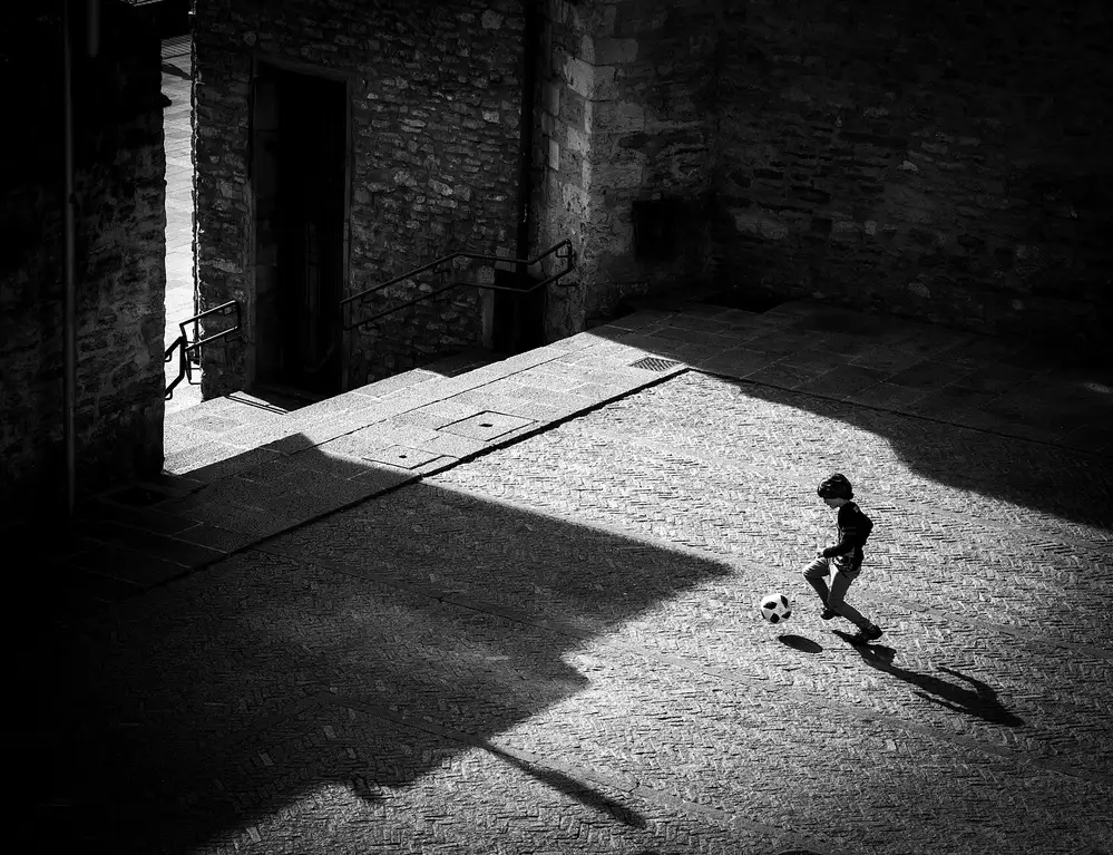 Urrutia, Adolfo: Child playing football