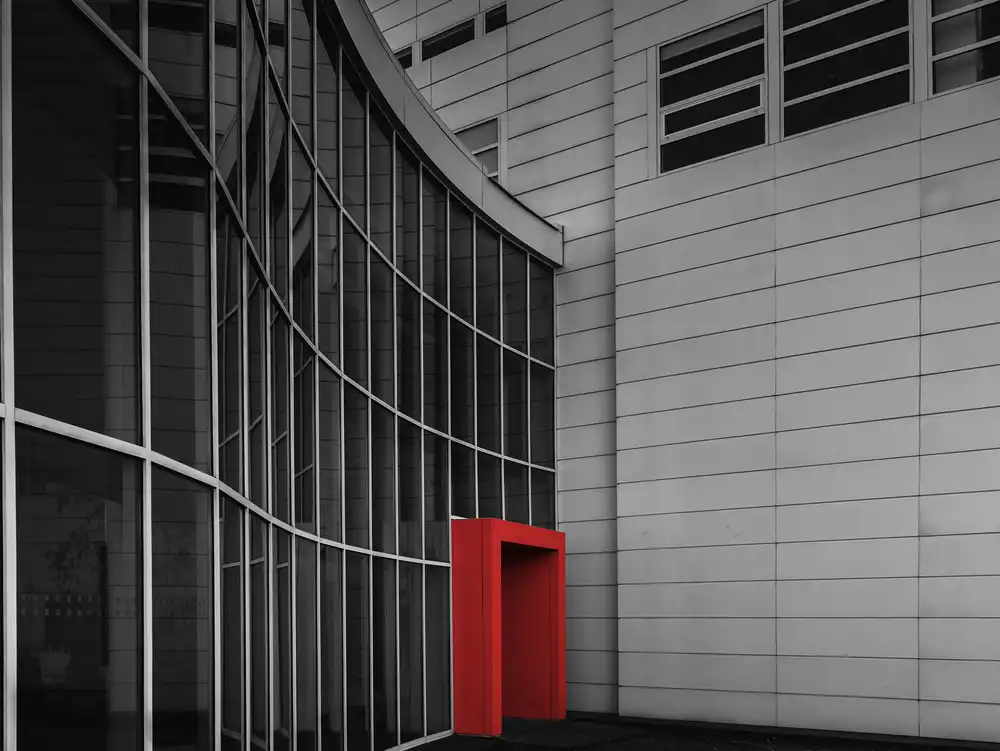 Domont, Jois: La porta rossa