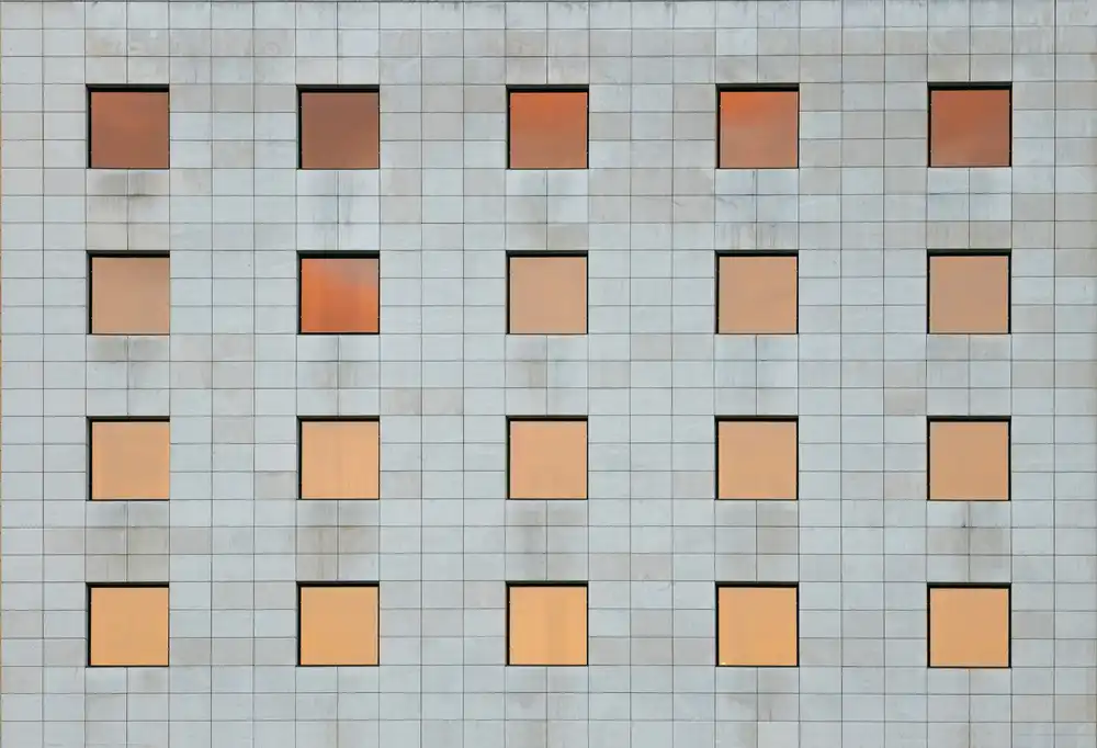 Urrutia, Adolfo: The golden hour in the windows