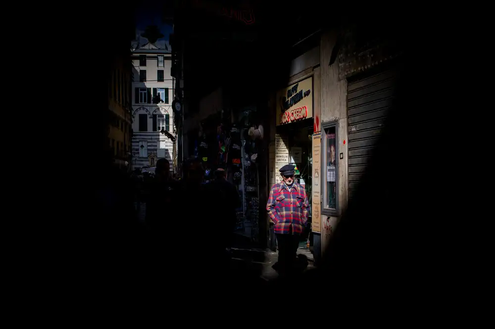 Traverso, Alessandro: Sun among the Buildings