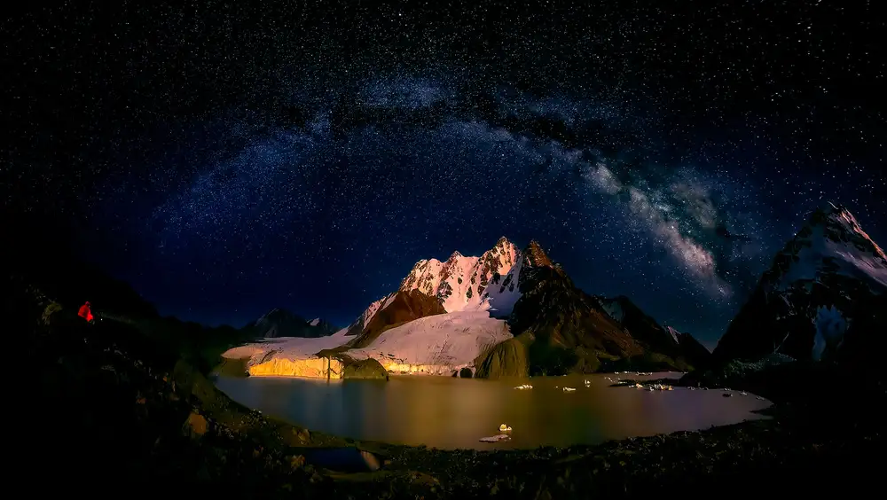 Zhu, Hua: Night view of Bogda Peak