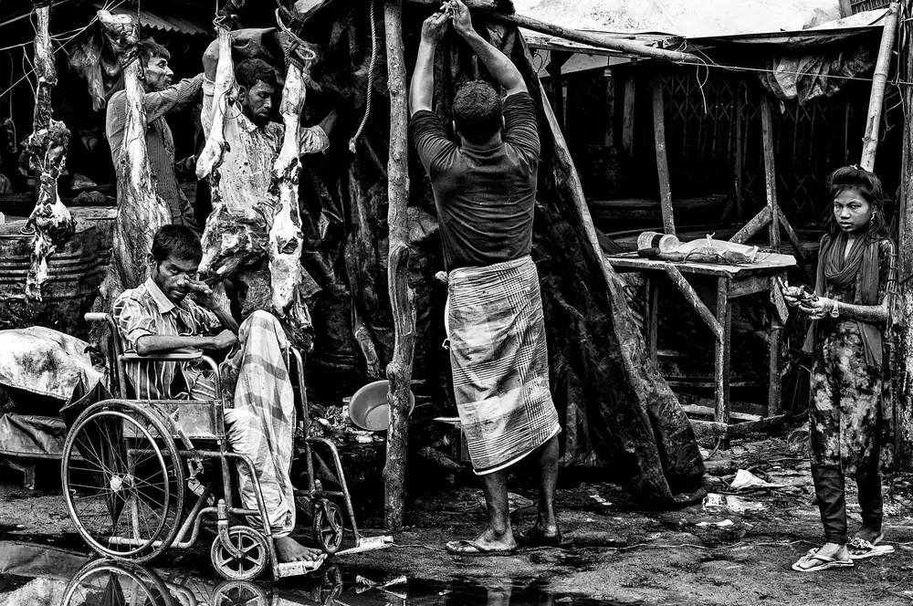 Garmendia, Inazio Joxe: Meat stall in a market in Bangladesh.