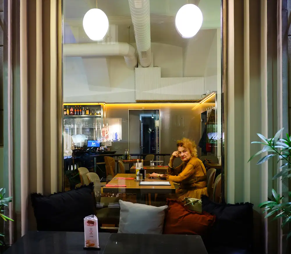 Oncete, Julien: Evening life in the city