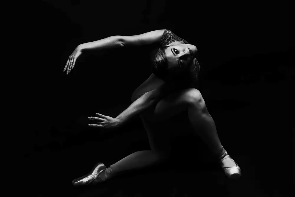 Alexandr: frattura. la ballerina è in piedi sulle scarpe da punta protesa in avanti