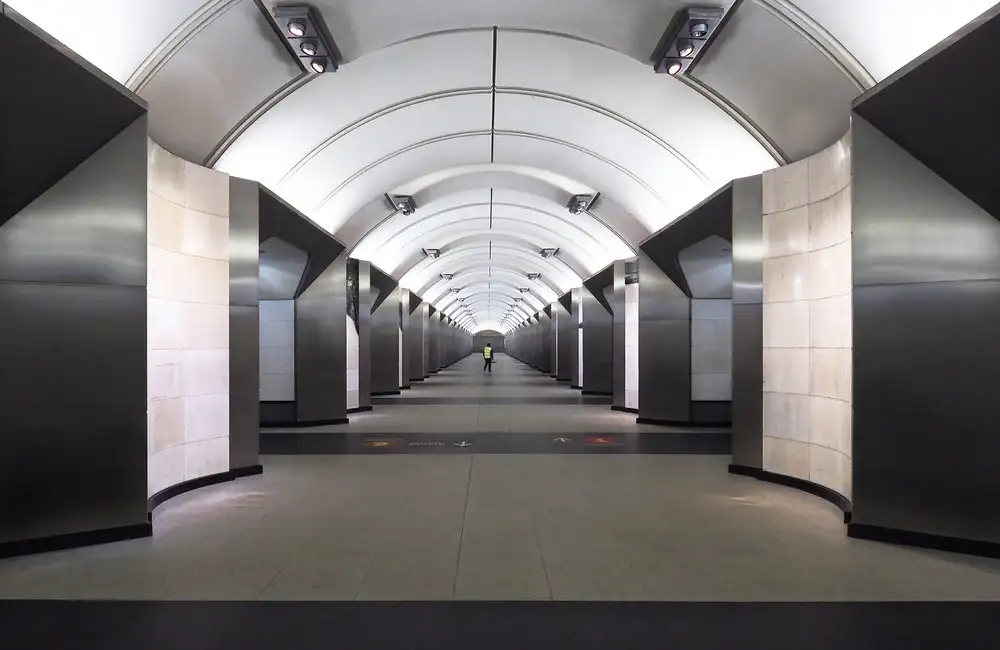 Makunin, Maxim: Moscow metro - In the center of the universe