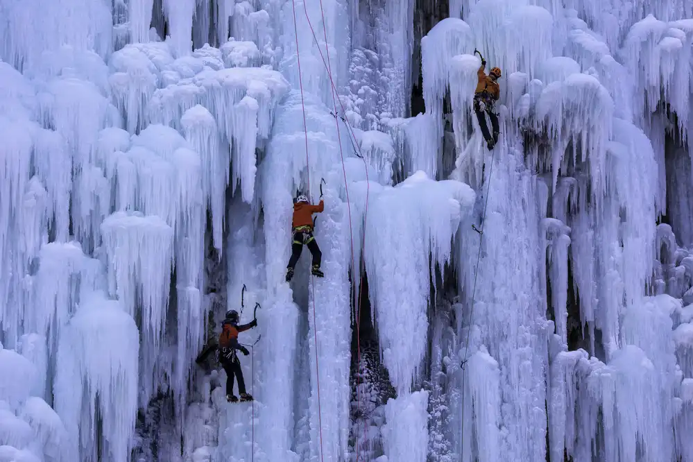 Woo, Shin Ryu: Ice Cliff Climbing-2