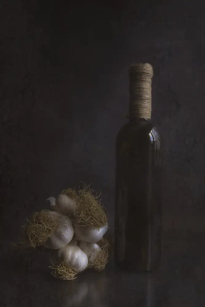 Kiral, Cicek: De l'ail et une bouteille de vin