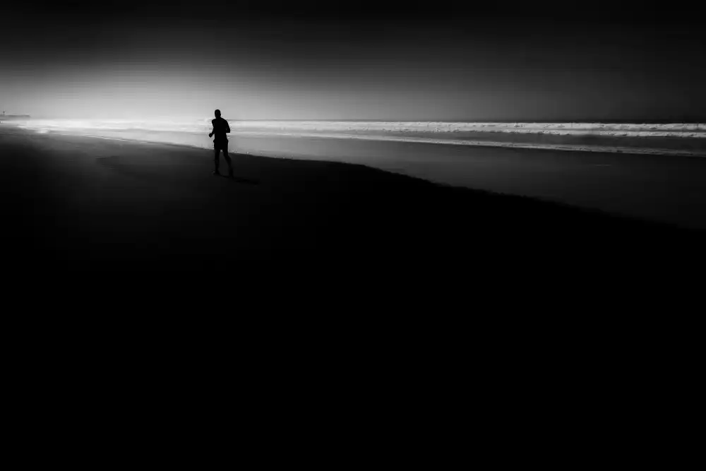 Schleicher-Schwarz, Roswitha: lonely walker at the beach