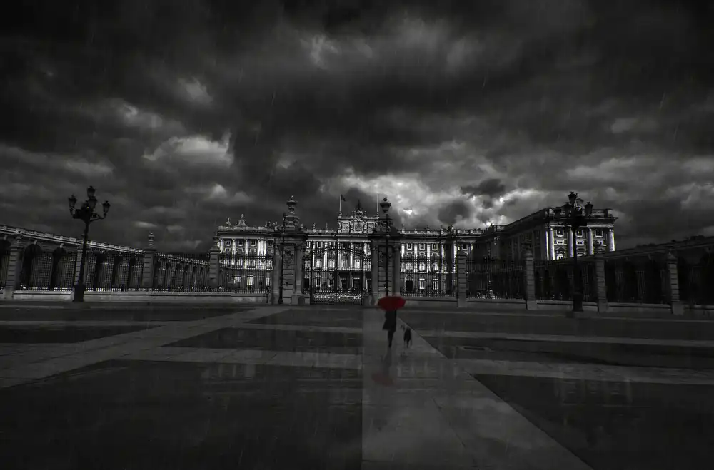 Orkidea, W.: The woman with the red umbrella