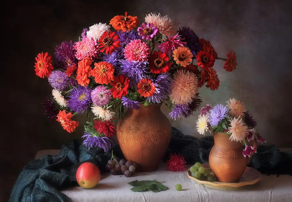Skorokhod, Tatyana: Con un mazzo di astri e zinnia