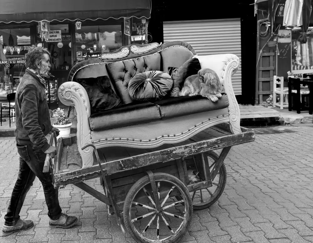 Kızıltug, Ates Ömer: Junk dealer