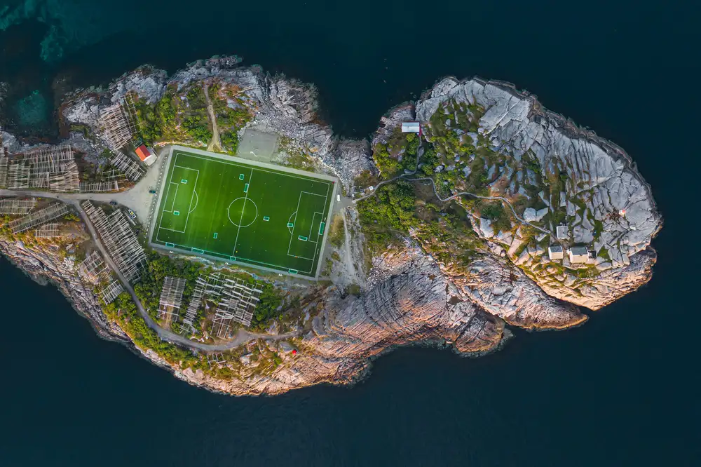 Simoon: Football field on the edge of the world