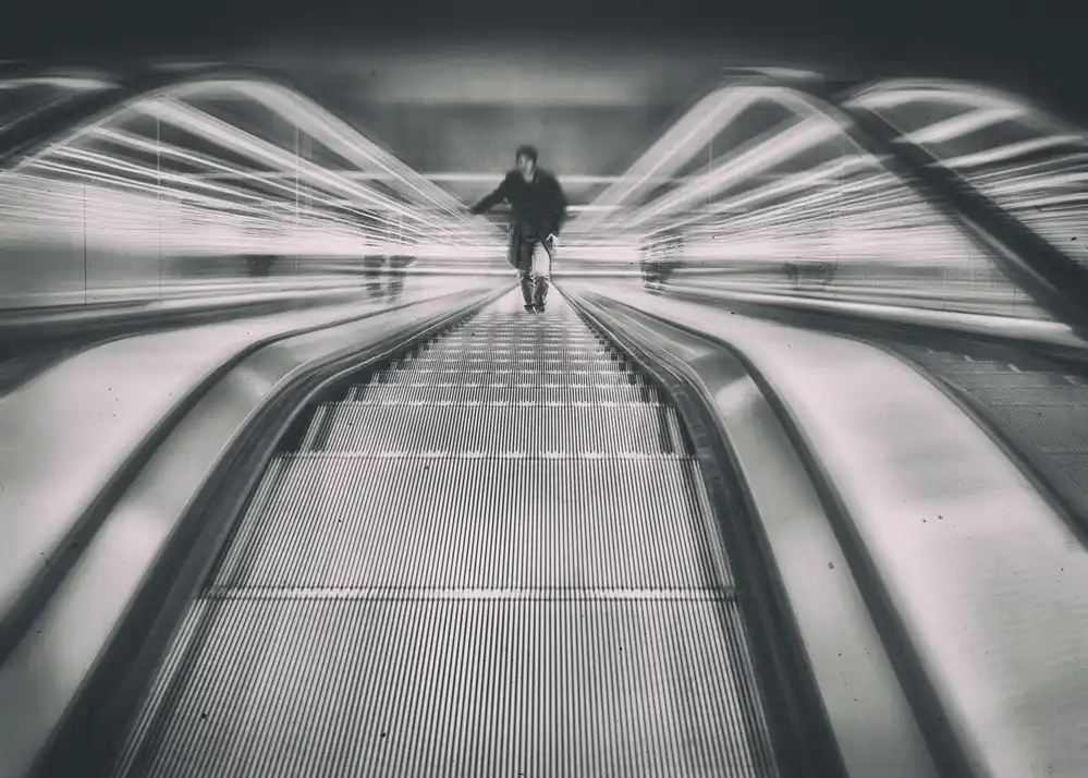 Guo, Leah: Escalator
